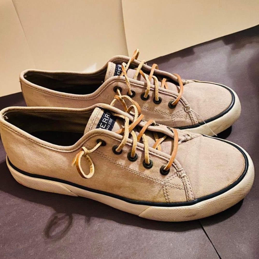 Women’s size 6 sperrys